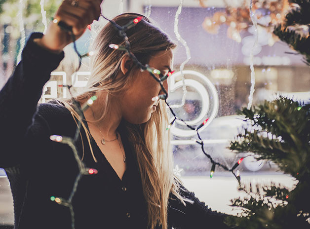 how to decorate your christmas tree on a budget